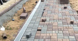 Профессиональная укладка плитки на улице в Чусовой в октябре