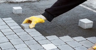 Монтаж тротуарной плитки на даче в Чусовой в октябре
