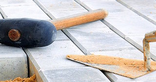 Профессиональная укладка тротуарной брусчатки в Чусовой в октябре